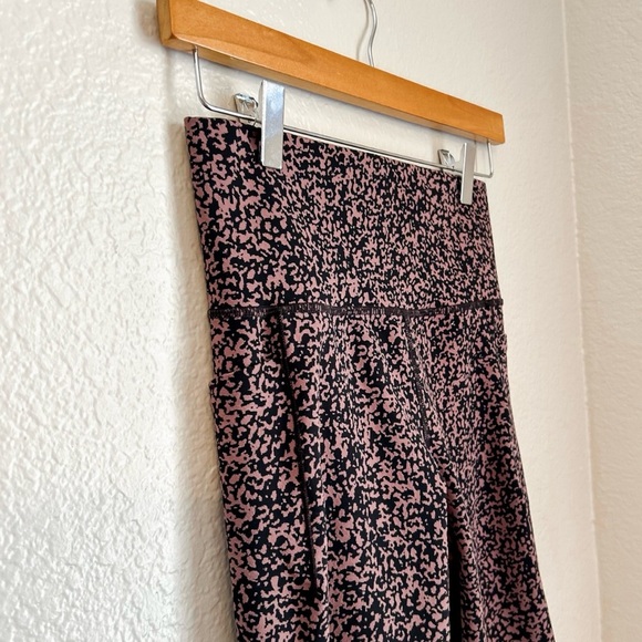 Athleta Salutation Stash Pocket Gravel II 7/8 Tight in Mineral Brown, Size Small - Picture 4 of 10